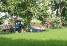 महराजगंज में अनियंत्रित ट्रैक्टर-ट्रॉली खेत में गिरी:चालक बाल-बाल बचा, सड़क पर आवागमन बाधित रहा