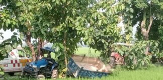 महराजगंज में अनियंत्रित ट्रैक्टर-ट्रॉली खेत में गिरी:चालक बाल-बाल बचा, सड़क पर आवागमन बाधित रहा