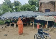 30 साल बाद दिव्यांग परिवार को मिला सरकारी सहारा:बस्ती में पन्नी के नीचे रह रहे परिवार को काशीराम आवास कॉलोनी में घर आवंटित