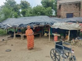30 साल बाद दिव्यांग परिवार को मिला सरकारी सहारा:बस्ती में पन्नी के नीचे रह रहे परिवार को काशीराम आवास कॉलोनी में घर आवंटित