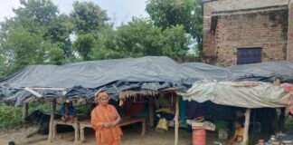 30 साल बाद दिव्यांग परिवार को मिला सरकारी सहारा:बस्ती में पन्नी के नीचे रह रहे परिवार को काशीराम आवास कॉलोनी में घर आवंटित