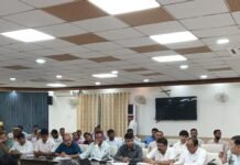 मुख्य विकास अधिकारी की अध्यक्षता में व्यापार बंधु बैठक:महराजगंज में समस्याओं पर हुई चर्चा, समाधान पर दिया जोर