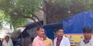 सिसवा बाजार में पशुओं का मुफ्त टीकाकरण:पशुपालन विभाग ने लंपी, खुरपका-मुंहपका बीमारियों से बचाव की दी जानकारी