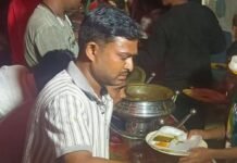 कांवर यात्रा से लौटे श्रद्धालुओं के लिए भंडारा:श्रावस्ती में नवयुवक कांवरिया समिति ने प्रसाद बांटकर की सेवा