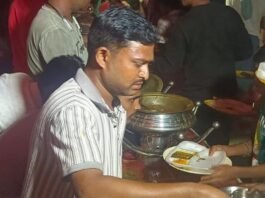 कांवर यात्रा से लौटे श्रद्धालुओं के लिए भंडारा:श्रावस्ती में नवयुवक कांवरिया समिति ने प्रसाद बांटकर की सेवा