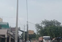 मकानों के ऊपर से 11000 वोल्ट लाइन खींचने पर विरोध:बनकटी में ग्रामीणों ने बिजली विभाग को दी प्रदर्शन की चेतावनी, सुरक्षा मानकों की अनदेखी का आरोप