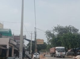 मकानों के ऊपर से 11000 वोल्ट लाइन खींचने पर विरोध:बनकटी में ग्रामीणों ने बिजली विभाग को दी प्रदर्शन की चेतावनी, सुरक्षा मानकों की अनदेखी का आरोप