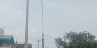 मकानों के ऊपर से 11000 वोल्ट लाइन खींचने पर विरोध:बनकटी में ग्रामीणों ने बिजली विभाग को दी प्रदर्शन की चेतावनी, सुरक्षा मानकों की अनदेखी का आरोप
