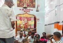 महराजगंज के दुर्गा मंदिर में संकीर्तन:चिऊरहा स्थित प्रांगण पहुंचे भक्त, हनुमान पूजन उपरांत बंटा लड्डू प्रसाद