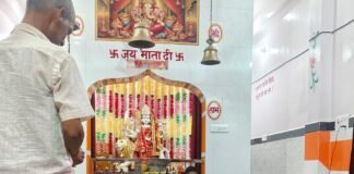 महराजगंज के दुर्गा मंदिर में संकीर्तन:चिऊरहा स्थित प्रांगण पहुंचे भक्त, हनुमान पूजन उपरांत बंटा लड्डू प्रसाद