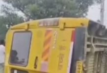 सिद्धार्थनगर में स्कूटी सवार को बचाने में पलटी स्कूल बस:भीमापार क्षेत्र में हुआ हादसा, कुछ बच्चों को मामूली चोटें आईं