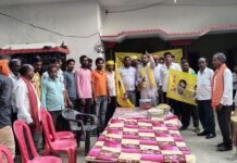 रमवापुर में ओमप्रकाश राजभर का जन्मदिन मनाया गया:कार्यकर्ताओं ने केक काटकर दीर्घायु और उज्ज्वल भविष्य की कामना की