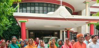 श्मशान घाट की जमीन पर बन रहा विवाह भवन:महराजगंज में ग्रामीणों में गुस्सा, DM से निर्माण रोकने और जांच की मांग