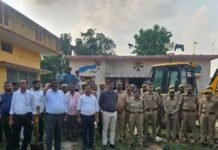 महराजगंज में पोखरी की जमीन पर प्रशासन ने हटवाया अवैध:अतिक्रमणकारियों को खुद कब्जा हटाने का समय दिया गया था