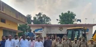 महराजगंज में पोखरी की जमीन पर प्रशासन ने हटवाया अवैध:अतिक्रमणकारियों को खुद कब्जा हटाने का समय दिया गया था