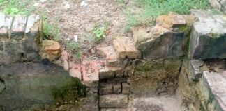 सरकारी नलकूप (ट्यूबवेल) की हौदी-नाली टूटी:अचरौरा में किसानों को सिंचाई में परेशानी, विभाग से मरम्मत की मांग