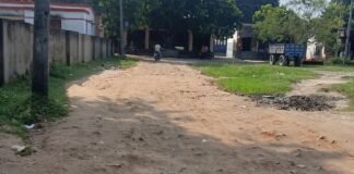 मधुबनी-निचलौल मार्ग गड्ढों में बदला:सैकड़ों गांवों की आवाजाही पर असर, पिपरिया गुरुगोविंद राय बाजार तक बढ़ी मुश्किलें
