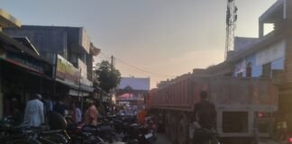 लालगंज बाजार में सड़क पर अतिक्रमण:राहगीर जाम की समस्या से जूझ रहे, चौकी प्रभारी ने कार्रवाई का आश्वासन दिया