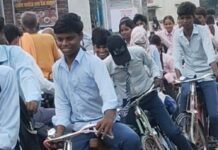 खराब सड़क से छात्र-राहगीर चोटिल:जोगिया के बभनी चौराहे के पश्चिम की सड़क टूटी, लोगों में गुस्सा