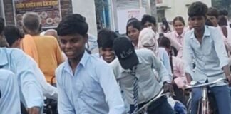 खराब सड़क से छात्र-राहगीर चोटिल:जोगिया के बभनी चौराहे के पश्चिम की सड़क टूटी, लोगों में गुस्सा