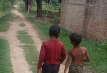 मिया गांव में कच्चा रास्ता कीचड़ से भरा:बारिश में लोगों का निकलना मुश्किल, बच्चे सबसे ज्यादा परेशान