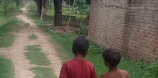 मिया गांव में कच्चा रास्ता कीचड़ से भरा:बारिश में लोगों का निकलना मुश्किल, बच्चे सबसे ज्यादा परेशान