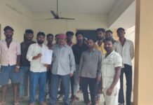 बिजली कटौती से परेशान ग्रामीणों ने जेई को सौंपा ज्ञापन:बस्ती में दो दिन में सप्लाई ठीक न होने पर धरने की चेतावनी दी, 15 दिन से हो रही दिक्कत