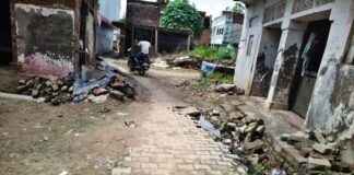 बस्ती के पकरी जई गांव में टूटी नाली:रिपेयरिंग न होने से गंदगी और बीमारियां बढ़ रही, इंटरलॉकिंग सड़कें भी खराब