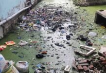 भिनगा के वार्ड 23 में गलियों में भरा पानी:सड़क और नाली नहीं बनने से लोग परेशान, शिकायत के बाद भी सुनवाई नहीं