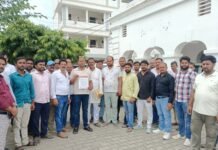 ट्रक मालिकों पर गाली-गलौज और मारपीट की धमकी का आरोप:बिल्डिंग मैटेरियल कारोबारियों ने एसपी से सुरक्षा और कार्रवाई की मांग की