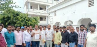 ट्रक मालिकों पर गाली-गलौज और मारपीट की धमकी का आरोप:बिल्डिंग मैटेरियल कारोबारियों ने एसपी से सुरक्षा और कार्रवाई की मांग की