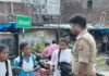 स्कूलों के पास बेवजह घूमने वाले युवकों पर कार्रवाई:नौतनवा में ट्रैफिक नियम तोड़ने वाले 12 लोगों की बाइक सीज, 25 वाहनों पर चालान