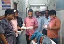 बस्ती में डिवाइडर से टकराई बाइक, युवक घायल:हाईवे पर स्थानीय लोग ने पहुंचाया अस्पताल, जिला अस्पताल रेफर