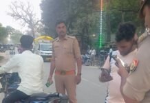 स्कूलों के पास बेवजह घूम रहे युवकों पर कार्रवाई:20 बाइक जब्त, 9 वाहनों का चालान, कई को चेतावनी देकर छोड़ा