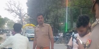 स्कूलों के पास बेवजह घूम रहे युवकों पर कार्रवाई:20 बाइक जब्त, 9 वाहनों का चालान, कई को चेतावनी देकर छोड़ा