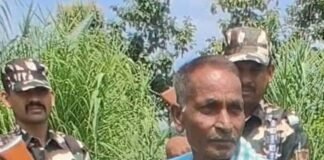 नेपाल से तस्करी कर लाई जा रही शराब पकड़ी:SSB और पुलिस ने गन्ने के खेत में नाका लगाकर 90 बोतल जब्त की नेपाली शराब