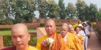 वियतनाम से पहुंचे 30 बौद्ध भिक्षु-श्रद्धालु:श्रावस्ती में बोधिवृक्ष की पूजा कर जेतवन परिसर देखा, भगवान बुद्ध की शिक्षाओं को किया याद