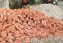 जमुनहा के सरकारी स्कूल में घटिया बाउंड्री वॉल बन रही:पीली ईंटों और नदी के बालू का हो रहा इस्तेमाल, ग्रामीणों ने की शिकायत