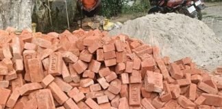 जमुनहा के सरकारी स्कूल में घटिया बाउंड्री वॉल बन रही:पीली ईंटों और नदी के बालू का हो रहा इस्तेमाल, ग्रामीणों ने की शिकायत