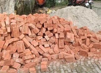 जमुनहा के सरकारी स्कूल में घटिया बाउंड्री वॉल बन रही:पीली ईंटों और नदी के बालू का हो रहा इस्तेमाल, ग्रामीणों ने की शिकायत