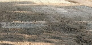 दैनिक भास्कर की खबर का असर:कर्मा मोड़-मदनपुर सड़क के गड्ढे भरने का काम शुरू, गिट्टी-सीमेंट डाली जा रही