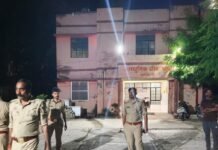 नाव नहीं मिली तो पैदल नाला पार करने लगी मां:गहरे पानी में डूबने से मां और दो बच्चे, परिवार ने किया अंतिम संस्कार