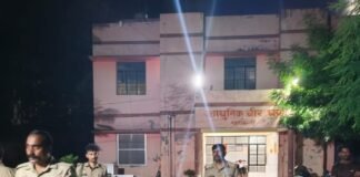 नाव नहीं मिली तो पैदल नाला पार करने लगी मां:गहरे पानी में डूबने से मां और दो बच्चे, परिवार ने किया अंतिम संस्कार