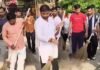 प्रधानमंत्री के जन्मदिन पर दुर्गा मंदिर में चला स्वच्छता अभियान:बहादुरपुर में नगर पंचायत टीम ने कूड़ा हटाकर परिसर को साफ किया, लोगों से अपील भी की