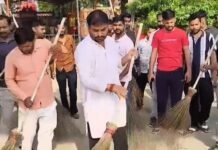 प्रधानमंत्री के जन्मदिन पर दुर्गा मंदिर में चला स्वच्छता अभियान:बहादुरपुर में नगर पंचायत टीम ने कूड़ा हटाकर परिसर को साफ किया, लोगों से अपील भी की