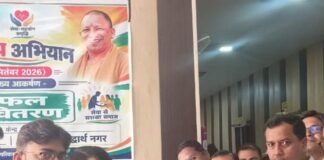 सिद्धार्थनगर में पीएम मोदी के जन्मदिन पर सेवा अभियान:सीएचसी खेसरहा में मरीजों को बांटे फल, जल्द स्वस्थ होने की कामना