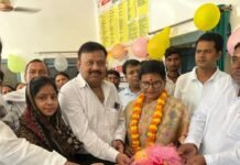 बढ़नी PHC में PM के जन्मदिन पर फल बांटे गए:ब्लॉक प्रमुख मीनाक्षी चौधरी ने मरीजों को फल बांटकर जल्द स्वस्थ होने की कामना की