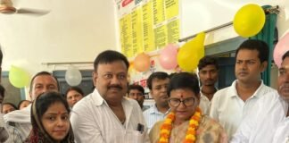 बढ़नी PHC में PM के जन्मदिन पर फल बांटे गए:ब्लॉक प्रमुख मीनाक्षी चौधरी ने मरीजों को फल बांटकर जल्द स्वस्थ होने की कामना की