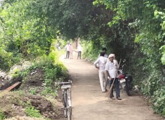 दैनिक भास्कर की खबर का असर:पोखरा बाजार में पीएम मोदी के जन्मदिन पर चला सफाई, सड़क किनारे की झाड़ियां हटाई गईं