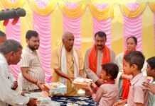 पीएम मोदी के जन्मदिन पर 400 बच्चों को सामग्री बांटी:पानी बोतल-ज्योमेट्री बॉक्स दिए, भिनगा विधानसभा मे सक्रियता बढ़ाई